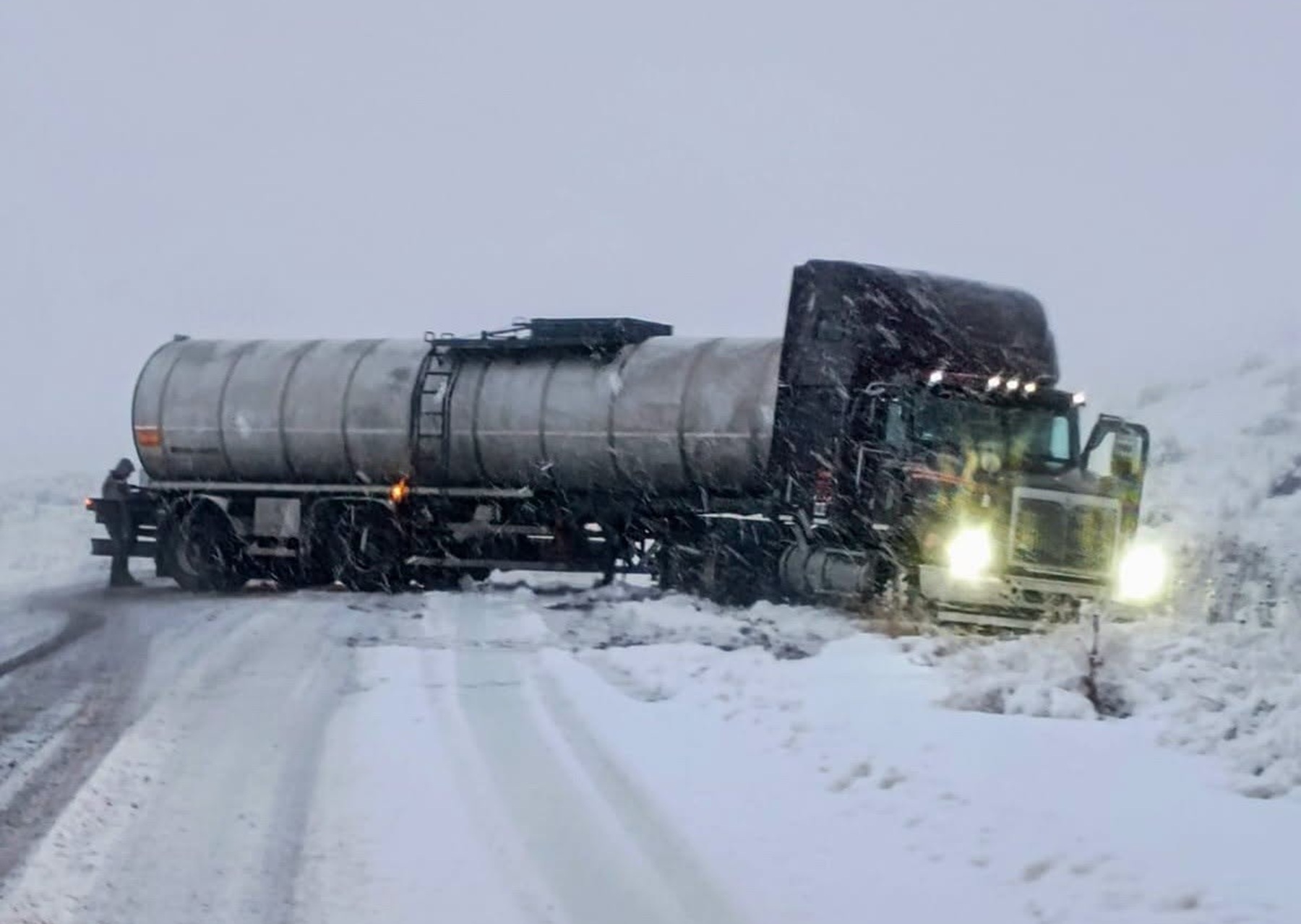 Retiran camión de la Ruta 237 en Neuquén durante alerta por nevadas