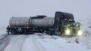 Removieron un camión que quedó atravesado en la Ruta 237 de Neuquén en medio de la alerta amarilla por nevadas