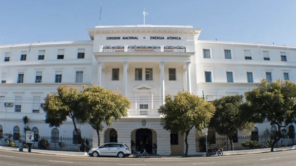 Reducción de la estructura de CNEA tras protestas por despidos