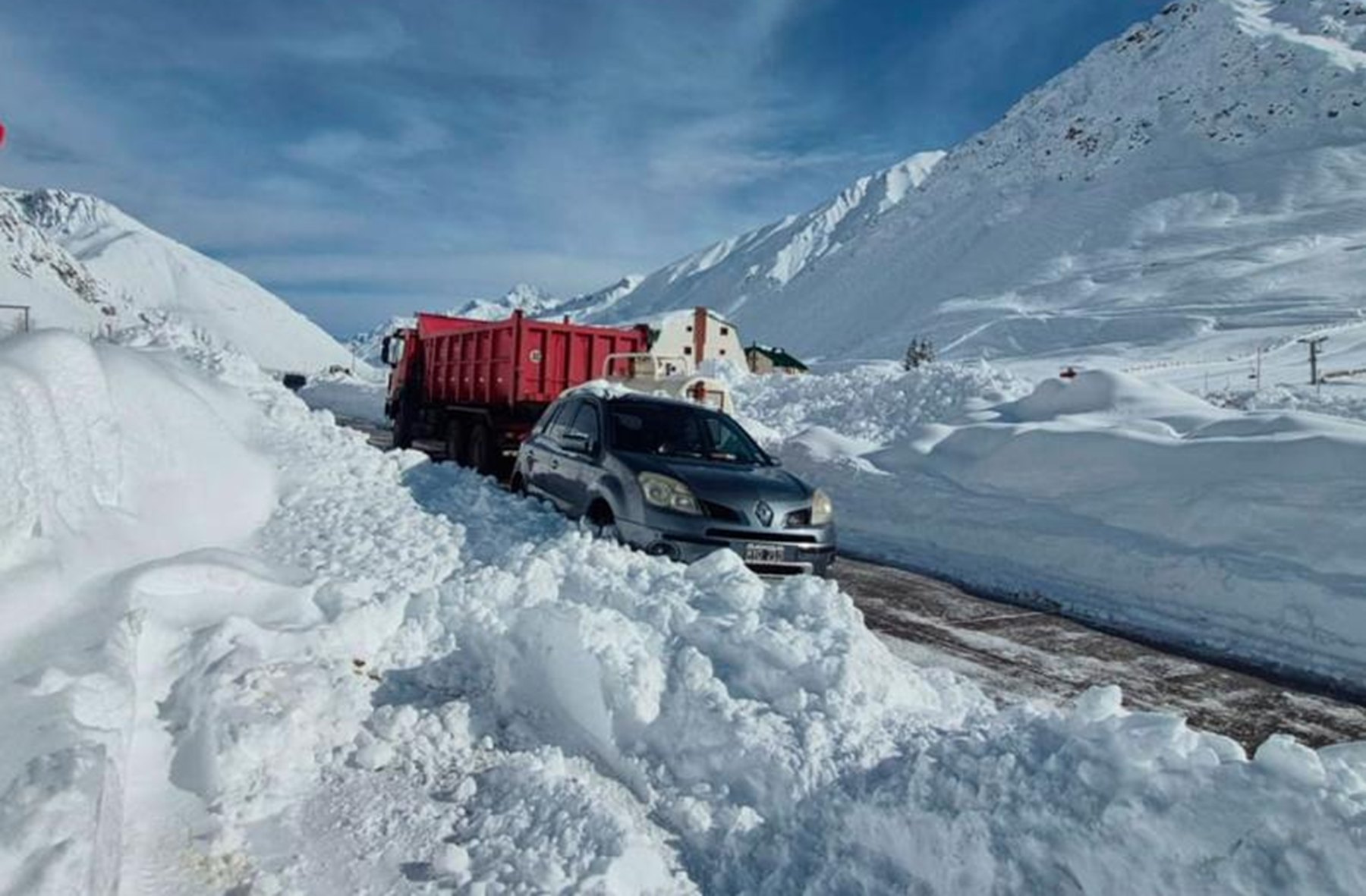 Operativo en Paso Cristo Redentor para liberar camiones varados por la nieve