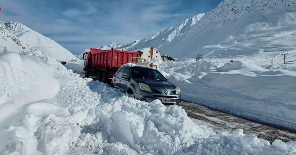 Operativo en Paso Cristo Redentor para liberar camiones varados por la nieve