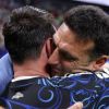Imagen de Lioneles eternos: los pies de Messi, la mano de Scaloni y el abrazo interminable