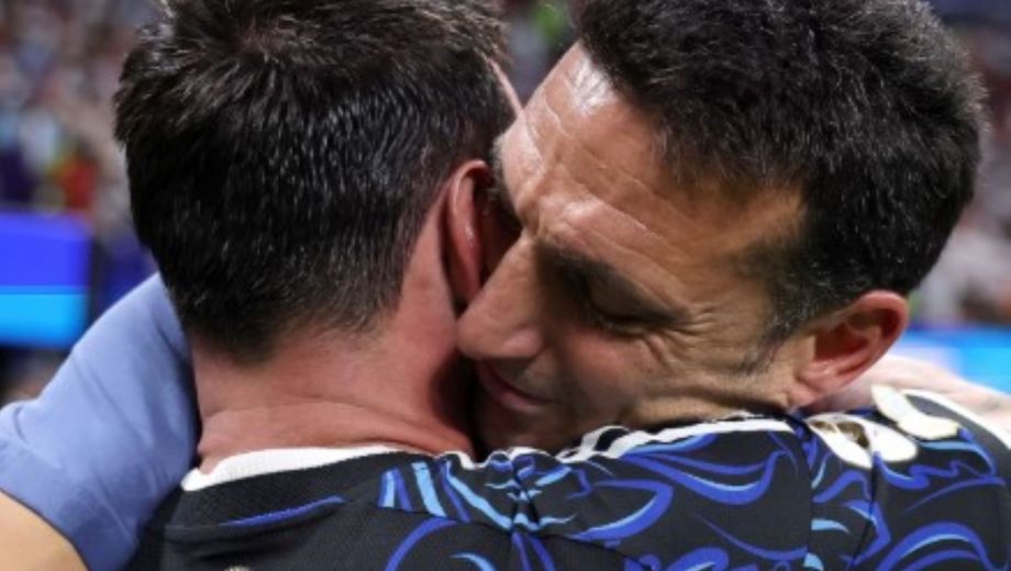 Conmovedor fue el encuentro entre Messi y Scaloni, en un costado del campo de juego. 