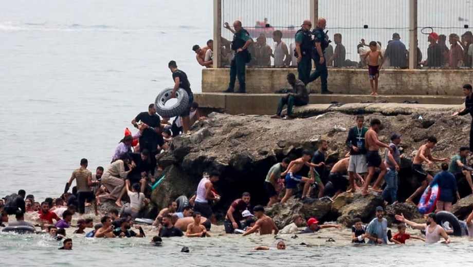 Emergencia en la frontera: Madrid envía tropas a Ceuta. Foto: NA 