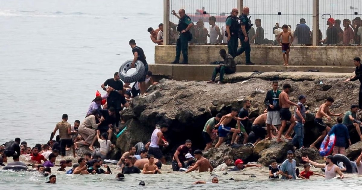 España moviliza al Ejército en Ceuta por crisis migratoria con Marruecos