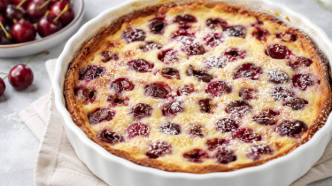 Cómo hacer clafoutis de cerezas: el clásico postre francés fácil, esponjoso y lleno de sabor
