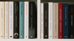 ¿Te diste cuenta? La curiosa razón por la que los lomos de los libros están escritos en distintos sentidos