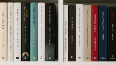¿Te diste cuenta? La curiosa razón por la que los lomos de los libros están escritos en distintos sentidos