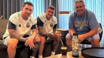 Imagen de La cábala no se rompe: la foto de Chiqui Tapia, junto a Lionel Messi y Rodrigo De Paul antes de enfrentar a Suiza
