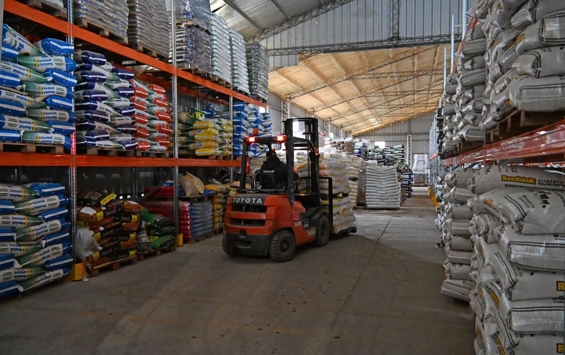 La construcción de nuevas estanterías es una de las inversiones recientes de Rendidor, en Cinco Saltos.
