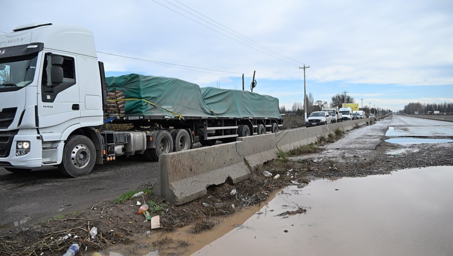 La Ruta 22 tiene tramos inconclusos de la obra y una carga vehicular importante. Foto: Florencia Salto
