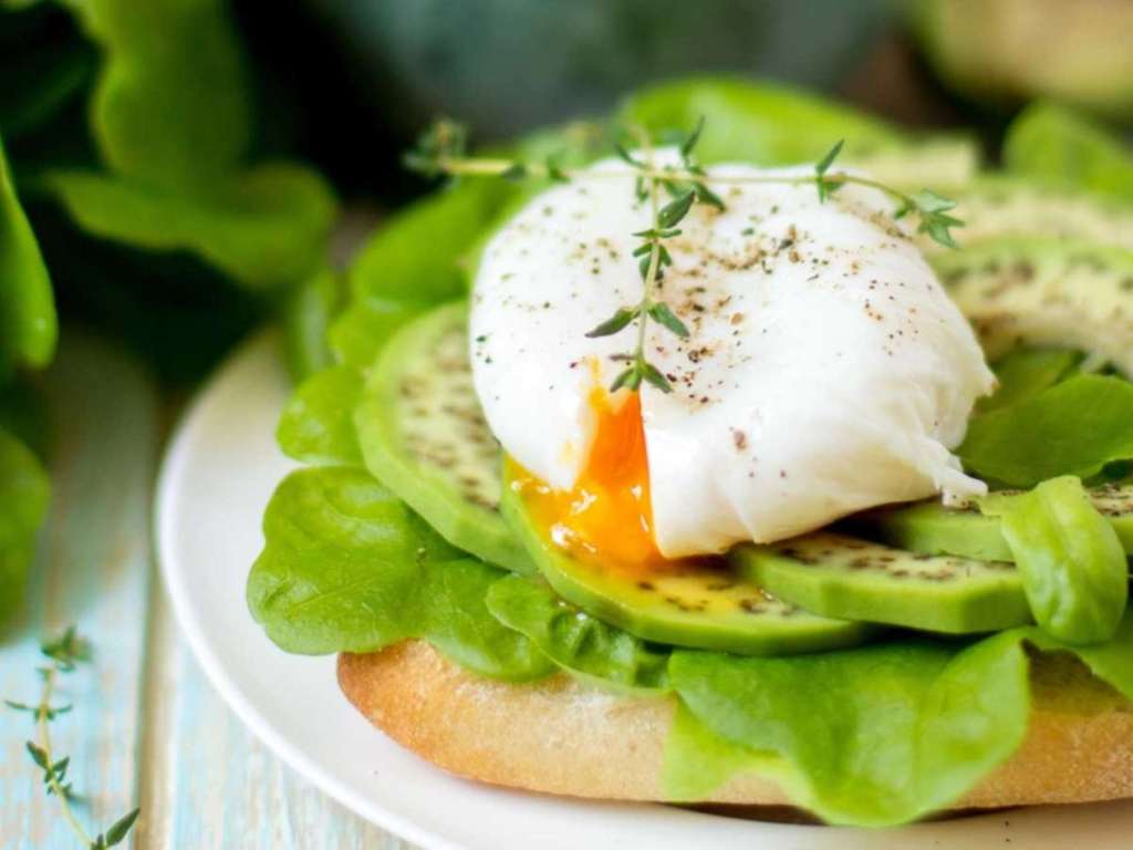 Cómo hacer huevos poché: el secreto de los tres minutos para lograr la yema líquida perfecta
