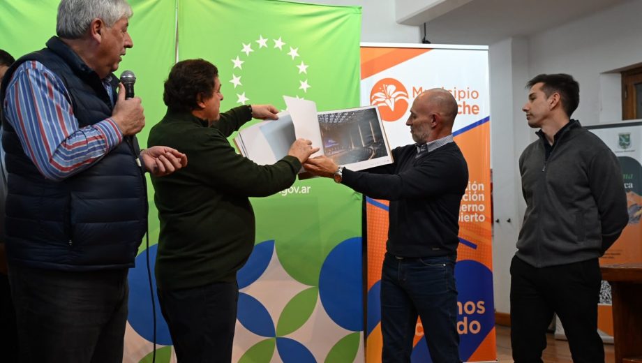 Walter Cortés y Alberto Weretilneck compartieron diversos actos en Bariloche, en uno de ellos firmaron acuerdo por asistencia en la elección de noviembre. Foto: Chino Leiva