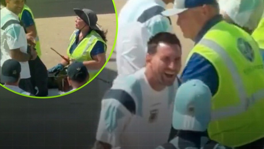 La risa de Messi por el magiclick que le encontraron al Cuti Romero en su valija. 