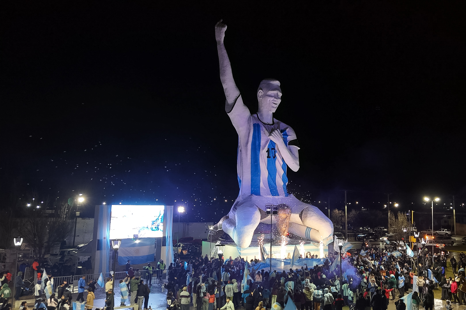 Cutral Co: La estatua de Lionel Messi volvió a convocar a hinchas de Argentina