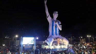 Cutral Co: La estatua de Lionel Messi volvió a convocar a hinchas de Argentina
