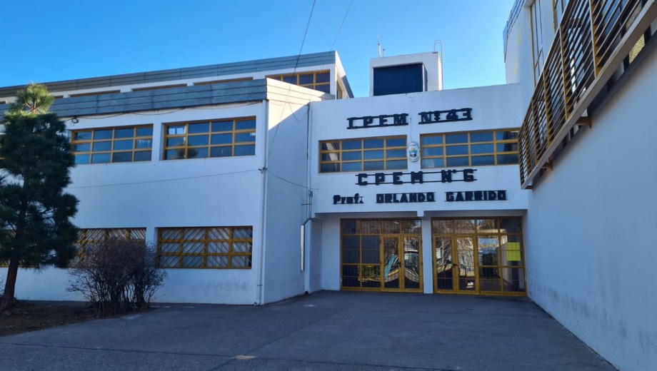 En el Cpem N° 6 están suspendidas las clases desde la tarde del martes. (Foto: Andrea Vazquez)