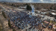 Imagen de Cutral Co: La estatua de Messi concentró los festejos del triunfo de Argentina