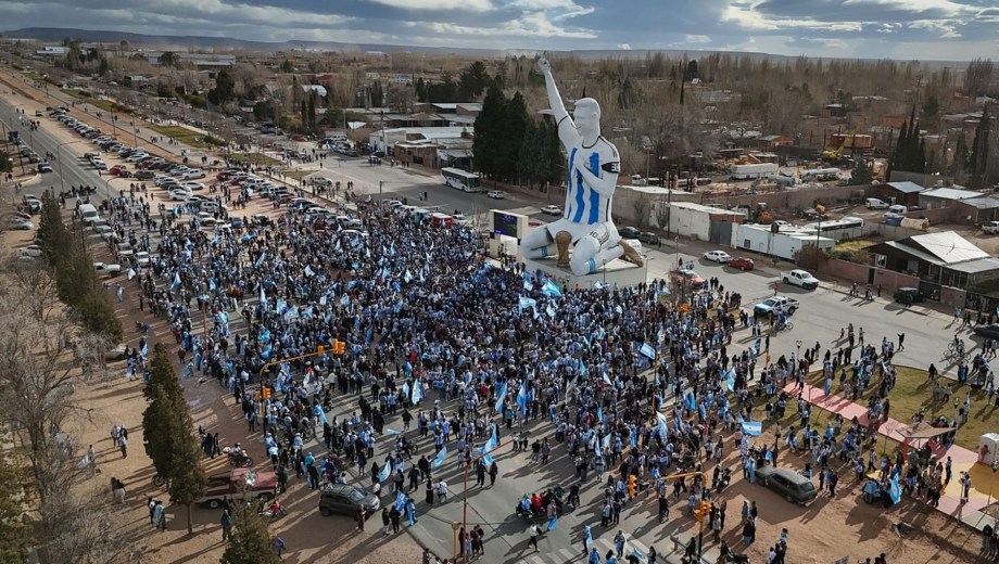 La estatua de Messi fue el punto de la celebración en Cutral Co. (Foto: gentileza)