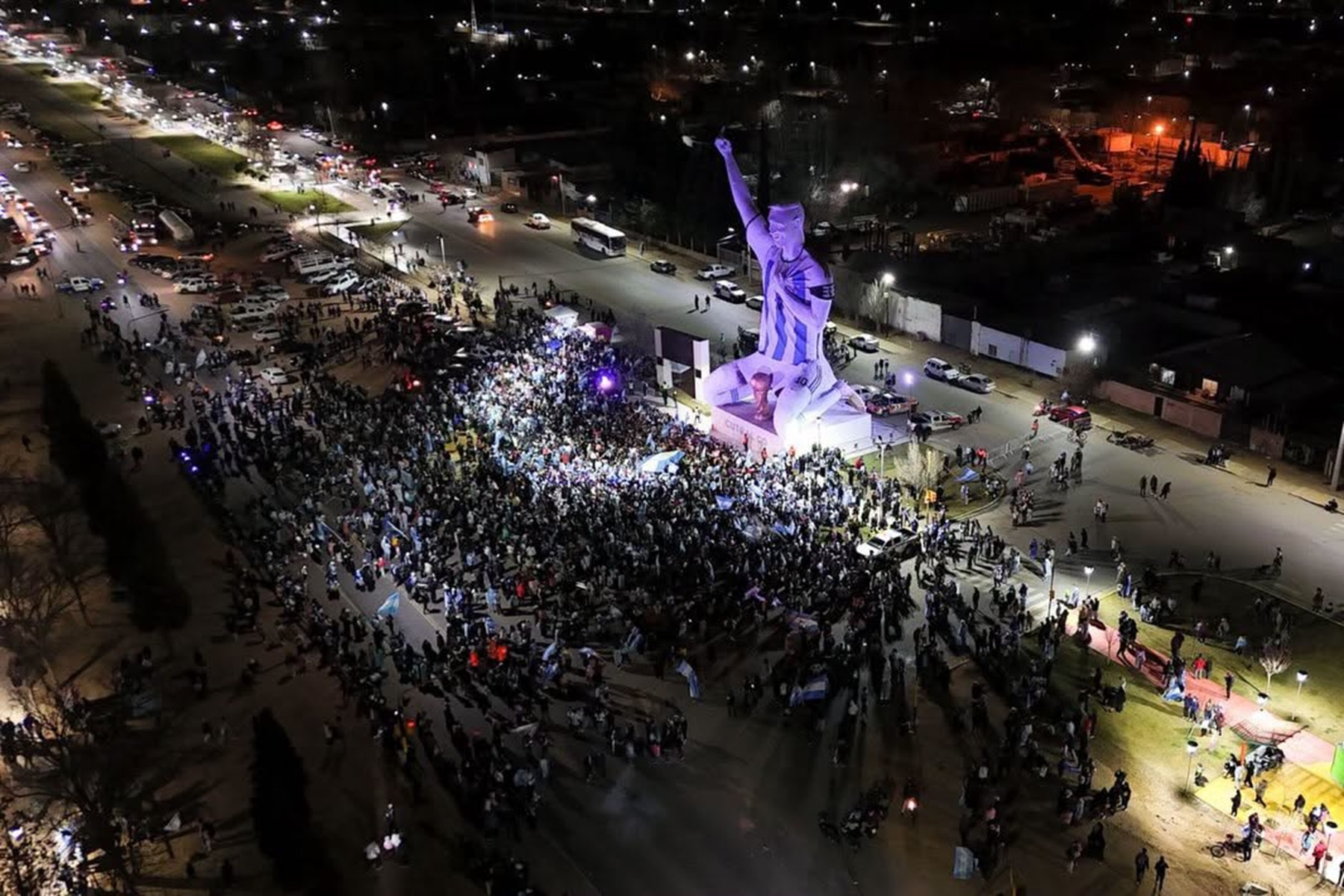 Cutral Co transmitirá el partido Argentina-Suiza junto a la estatua de Messi