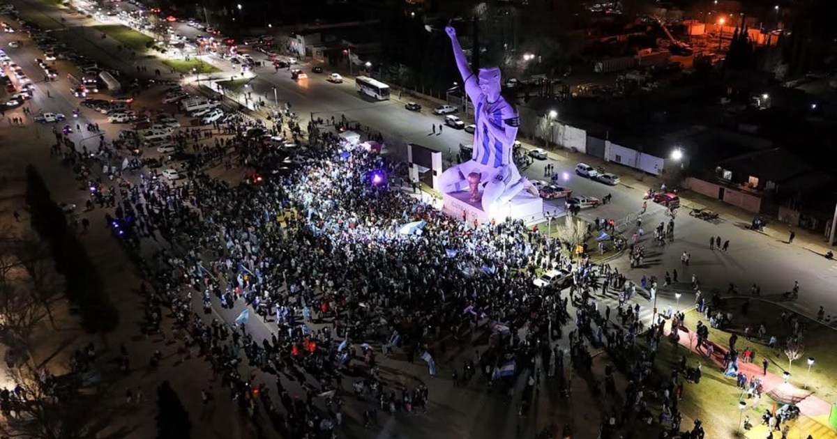 Cutral Co transmitirá el partido Argentina-Suiza junto a la estatua de Messi