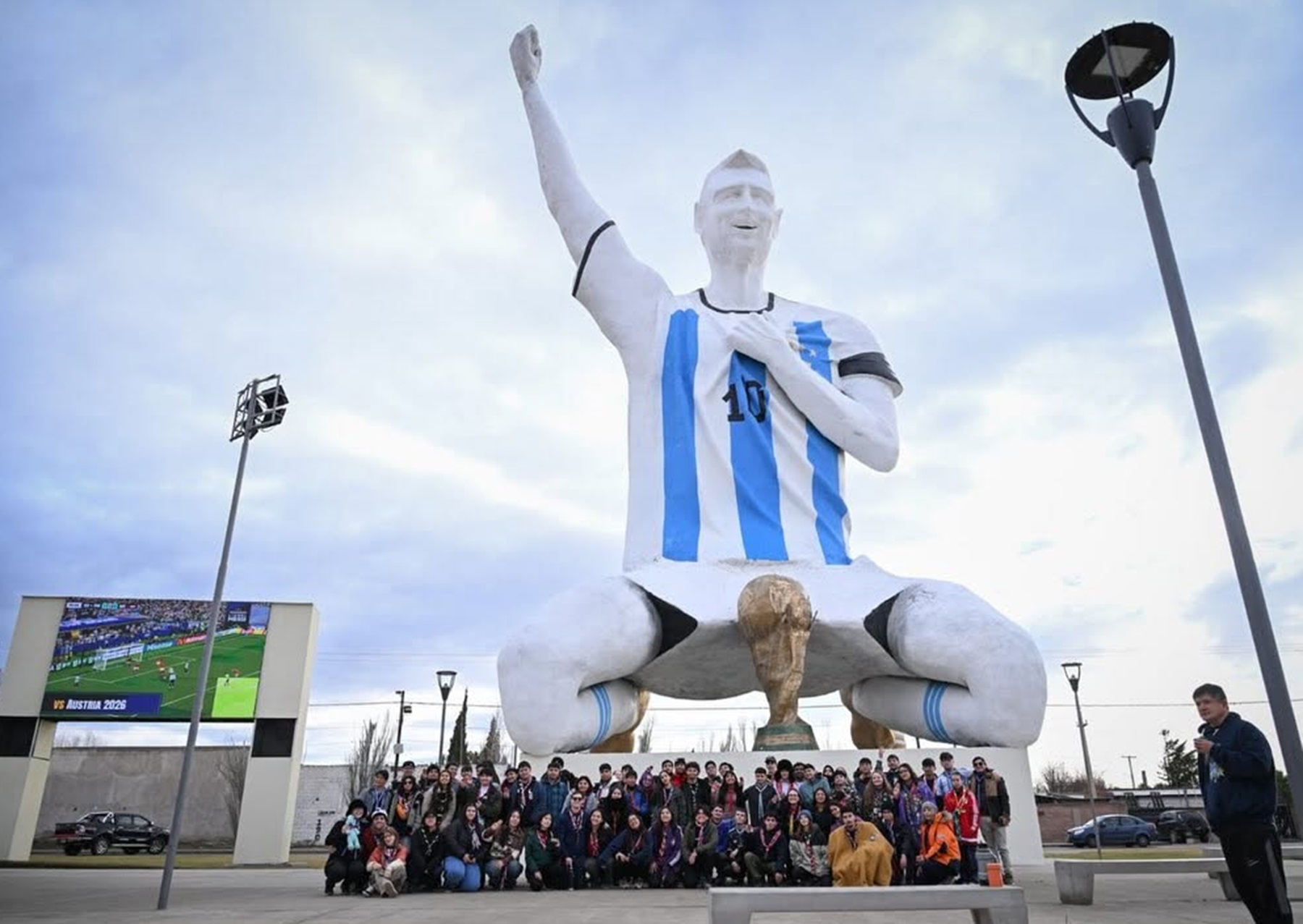 De Neuquén a Las Lajas: un centenar de scouts visitaron el monumento a Messi en Cutral Co