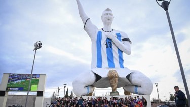 De Neuquén a Las Lajas: un centenar de scouts visitaron el monumento a Messi en Cutral Co