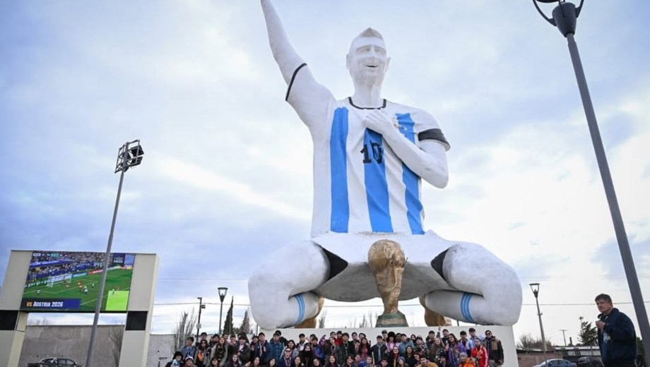 De Neuquén a Las Lajas: un centenar de scouts visitaron el monumento a Messi en Cutral Co
