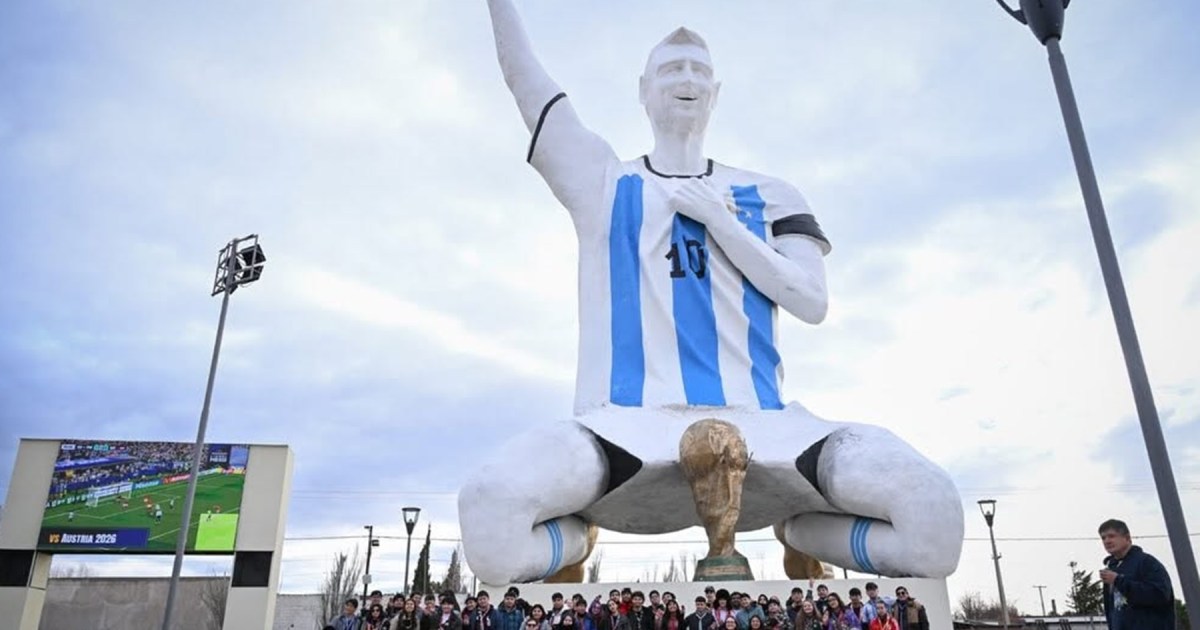 Un centenar de scouts de Neuquén visitaron el monumento a Messi en Cutral Co