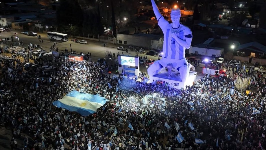 La enorme figura de Lionel Messi convoca a cientos de hinchas en Cutral Co (Foto: gentileza)