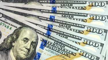 El dólar oficial cerró en $1.510, con baja del riesgo país y mercados mixtos