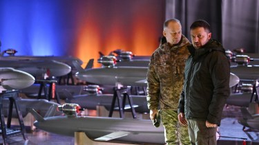 Zelenski viajó al Reino Unido por tecnología militar en medio de masivos ataques de drones con Rusia
