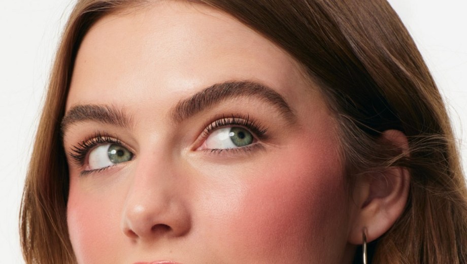 Ella Bright para Rare Beauty.