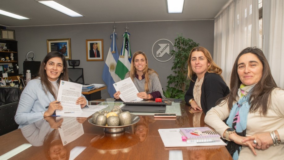 La firma de uno de los contratos de tenencia en Roca. 