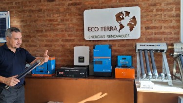 Trabajó durante décadas en el petróleo, pero decidió darle un giro a su vida para regresar al sueño de su infancia: fabricar casas autosustentables