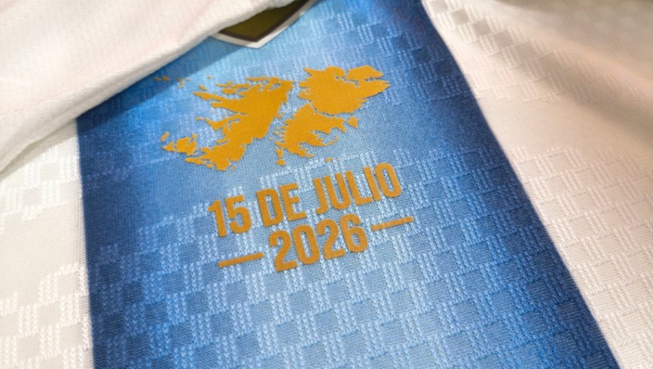 El local de ropa deportiva Bera Store de Berazategui estampó gratis la camiseta de la Selección con las Islas Malvinas.