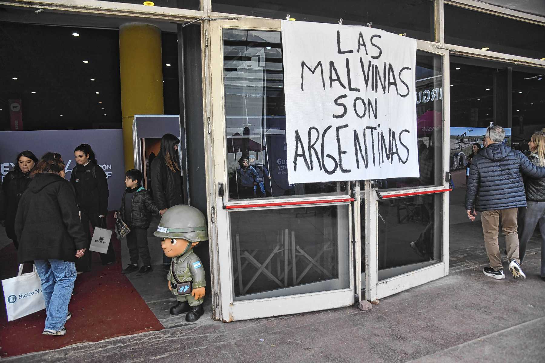 La bandera de la selección argentina destaca en la Expo Rural de Palermo 2026