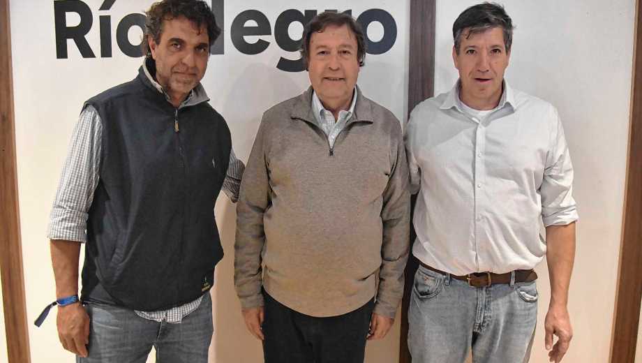 Exposición Rural de Palermo: El gobernador Alberto Weretilneck junto con Juan Manuel Sosa de la Cabaña La Cantera (izquierda) y Julián Lavayén de Cabaña La Laguna (derecha).
(Foto: Enrique García Medina)