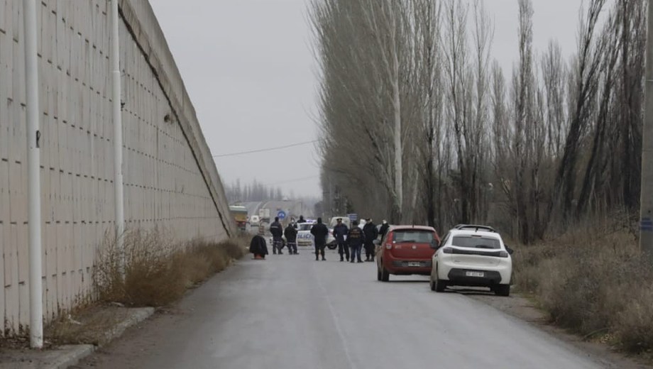 Personal policial y peritos realizaron las primeras diligencias en el lugar donde apareció el vehículo con la víctima fatal. Foto: Emiliano Ortiz
