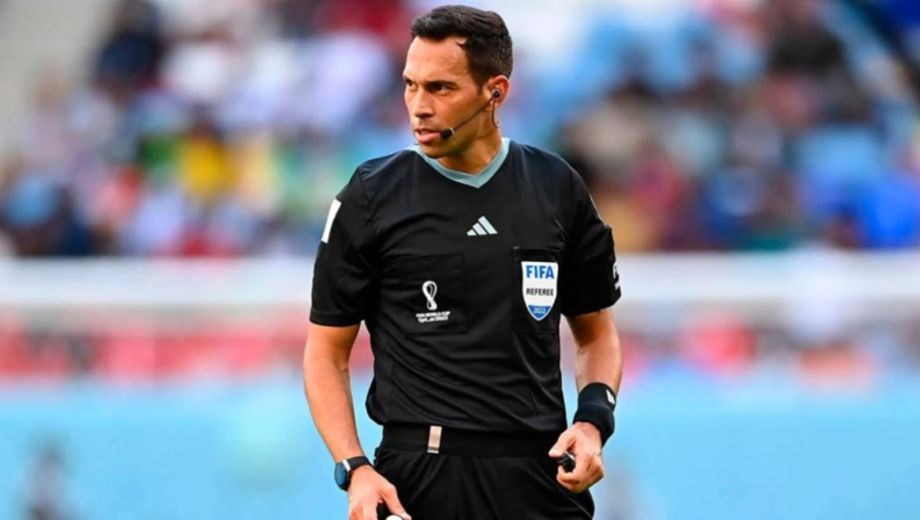 Facundo Tello, el árbitro argentino que dirige en el Mundial 2026.-