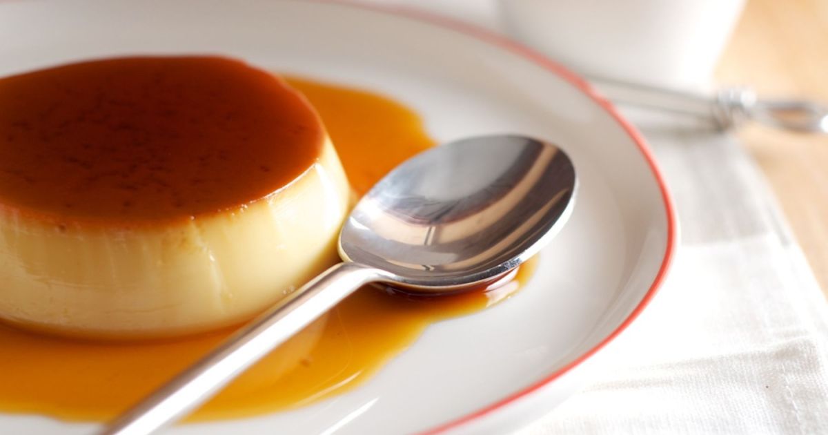 Receta exprés de flan sin molde que sorprende en los postres caseros