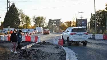 Cambios en el ingreso a Neuquén este domingo por la obra en la Avenida Mosconi: los desvíos en los Puentes Carreteros