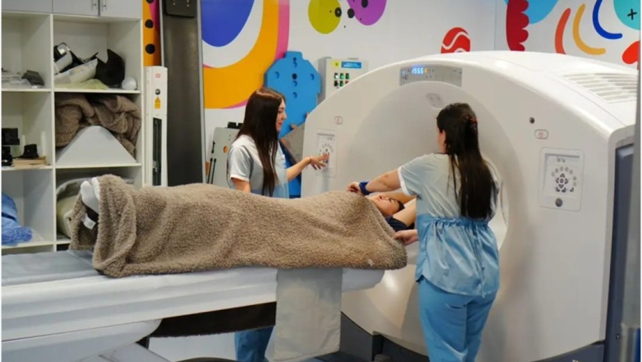El Centro de Medicina Nuclear y Radioterapia “Dr. Néstor Kirchner” de Formosa avanzará con la incorporación de un ciclotrón, una tecnología clave para la producción de radioisótopos utilizados en estudios PET y otros diagnósticos de alta complejidad. Foto gentileza.