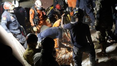 Rescataron con vida a Hernán Gil: estuvo más de una semana bajo los escombros que dejaron los terremotos en Venezuela