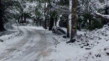 Imagen de Turistas cayeron a un arroyo camino a un cerro en Bariloche: circulaban sin cadenas y perdieron el control por la nieve