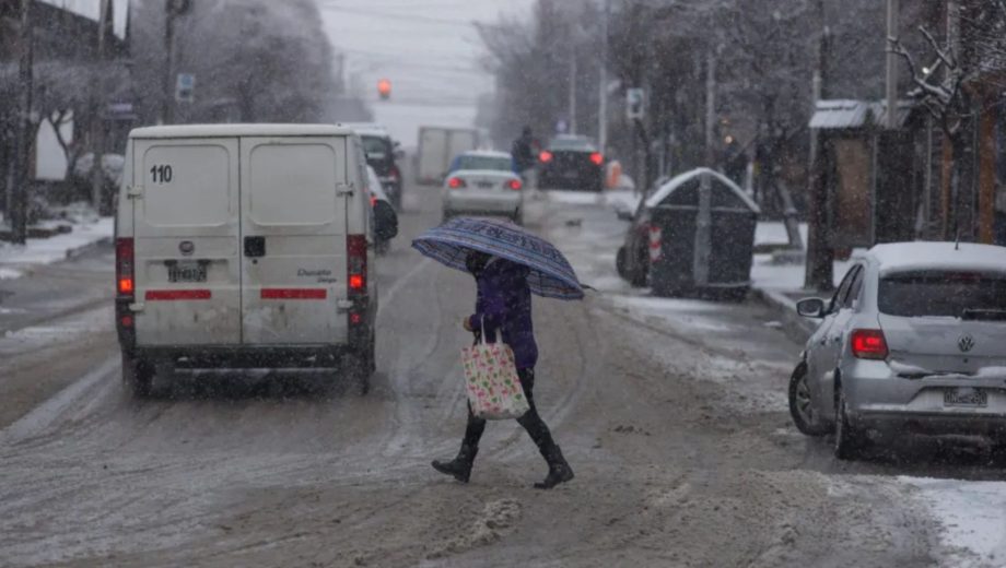 Tormentas, lluvia, nieve, viento y Zonda: 15 provincias bajo alerta por el ingreso de otro frente frío, entre ellas Río Negro