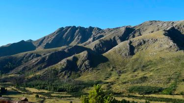 Parece la Patagonia, pero está en Buenos Aires: el rincón con sierras, senderos y vistas panorámicas que sorprende a los turistas