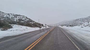 Cortes y bloqueos en rutas de la Cordillera: el temporal de nieve frena el tránsito en la Ruta 237 y los principales pasos a Chile
