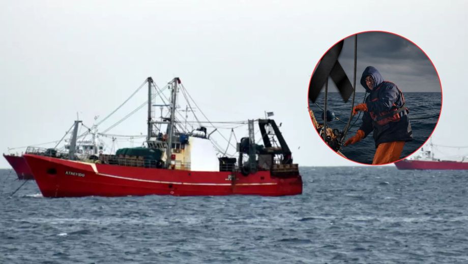 El marinero cayó al mar y fue arrastrado por el agua. 