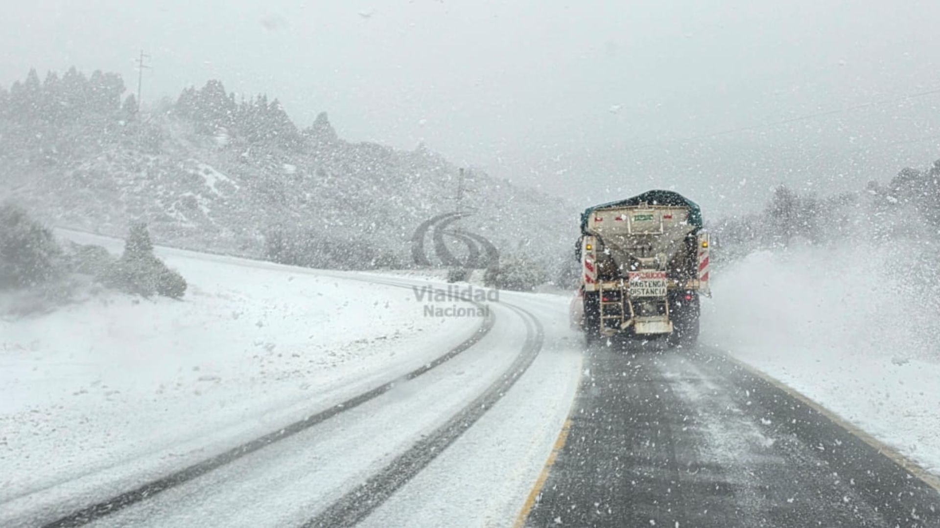 Corte de ruta en los Siete Lagos por nieve y vehículos varados